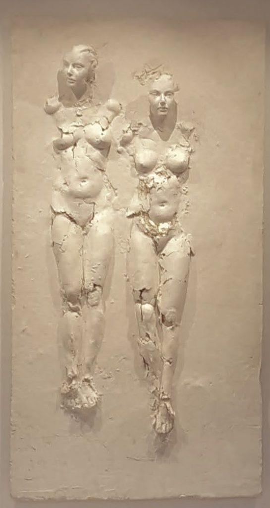 La Prévalence de la Vie, sculpture originale en plâtre de Guillaume Werle. Les corps de deux femmes sont représentée cote à cote. Très finement réalisés en plâtre, ces corps, presque taille nature, sont comme des coquilles d'œufs, légèrement brisé. Le tout est présenté comme un bas-relief. Le fond de celui-ci est aussi en plâtre, presque lisse.