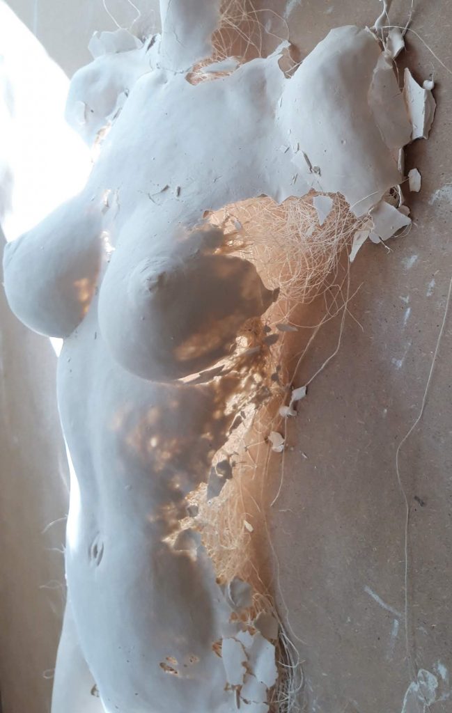 Buste de femme, détail d'une sculpture en plâtre de Guillaume Werle, vu dans son atelier.