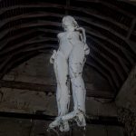 La Mue est une sculpture en plâtre de Guillaume Werle. Ici suspendue à la charpente de La Chapelle de Bury en 2019.