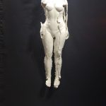 Sculpture en plâtre de Guillaume Werle, La Mue représente une femme dont toute la peau se renouvelle. Elle flotte au dessus de sol, en suspension.