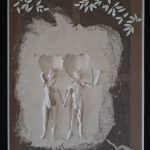 Bas relief en plâtre sur toile de lin et monté sur un châssis en bois, Adan et Eve sont représentés avec des fragments de corps en plâtre très finement réalisé, façon coquilles d'oeufs. Ils s'opposent et complètent des empreintes des deux personnages ainsi que deux immenses pommes derrière leur tête.