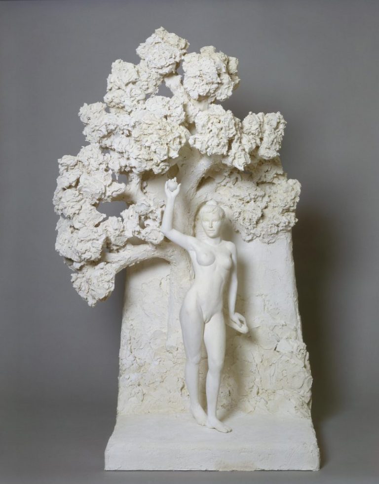 Eve au Pommier est une sculpture en plâtre de Guillaume Werle. Le personnage d'Eve de facture classique s'insert devant un pommier traité en bas relief de façon libre. Cette sculpture réalisée en 2000 est la première de la série des Adam et Eve. Elle met en exergue le lien indéfectible de l'humain avec la nature.
