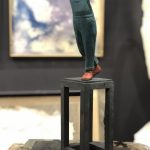 A Coluche, sculpture en bronze à patine bleue nuancée, rouge et noire, de Guillaume Werle. Ce petit format de 26cm de hauteur est monté sur un socle en bronze de 18 cm et reprend la présentation du grand format acheté par la ville de Montrouge en 2011.